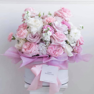 Izabelle Claire - Hatbox of fresh beauiful flowers in pinks and whites