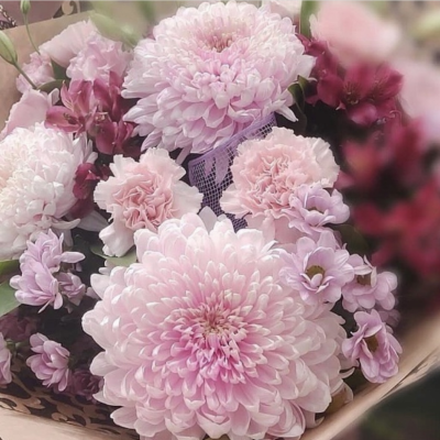 Millie Hand Tied Bouquet - Millie is a gorgeous hand tied mixed bouquet flowers in pinks & whites.